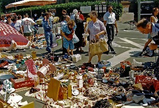 购买隐藏的宝藏 东州古董商城举办了一年一度的户外劳动节跳蚤市场