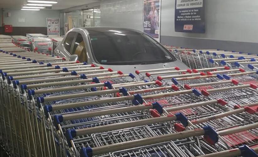 超市员工将不正确停放的汽车埋在购物车中